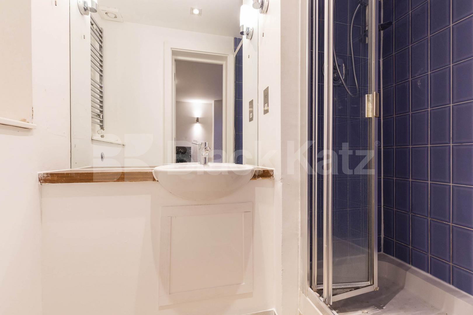 Split level modern and spacious 2 bed 2 bath in the shoreditch area  Quaker Street , Shoreditch 